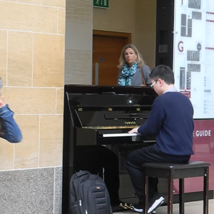 一字马扣出水来H
